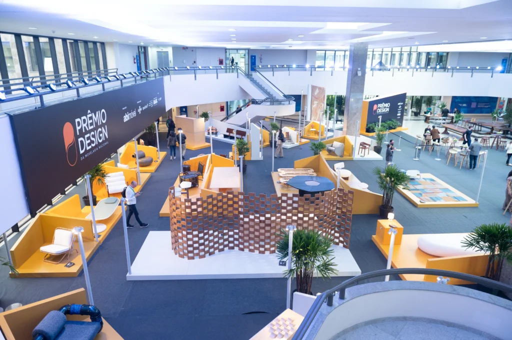 Exposição dos finalistas do 1º Prêmio Design da Movelaria Nacional no Congresso Nacional Moveleiro 2025