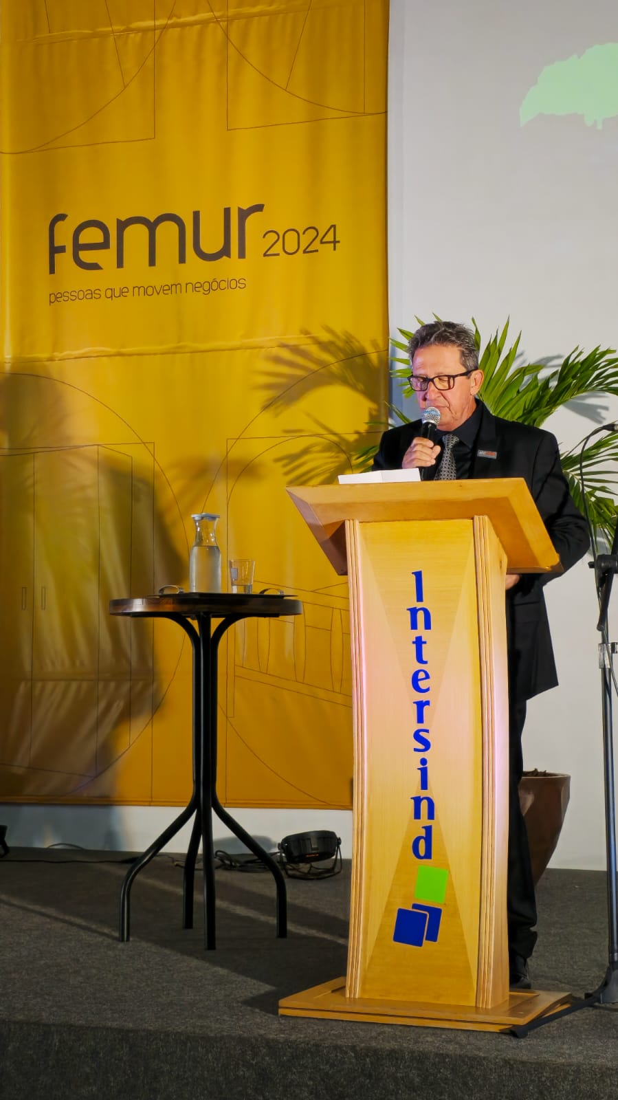Entre diversas figuras relevantes no cenário regional e nacional, estiveram presentes na cerimônia de abertura da FEMUR 2024 o presidente do INTERSIND, Aureo Barbosa, o presidente da ABIMÓVEL, Irineu Munhoz, e o governador do estado de Minas Gerais, Romeu Zema, demonstrando a importância da indústria moveleira para a economia e desenvolvimento da região