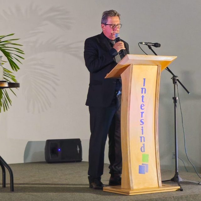 Entre diversas figuras relevantes no cenário regional e nacional, estiveram presentes na cerimônia de abertura da FEMUR 2024 o presidente do INTERSIND, Aureo Barbosa, o presidente da ABIMÓVEL, Irineu Munhoz, e o governador do estado de Minas Gerais, Romeu Zema, demonstrando a importância da indústria moveleira para a economia e desenvolvimento da região