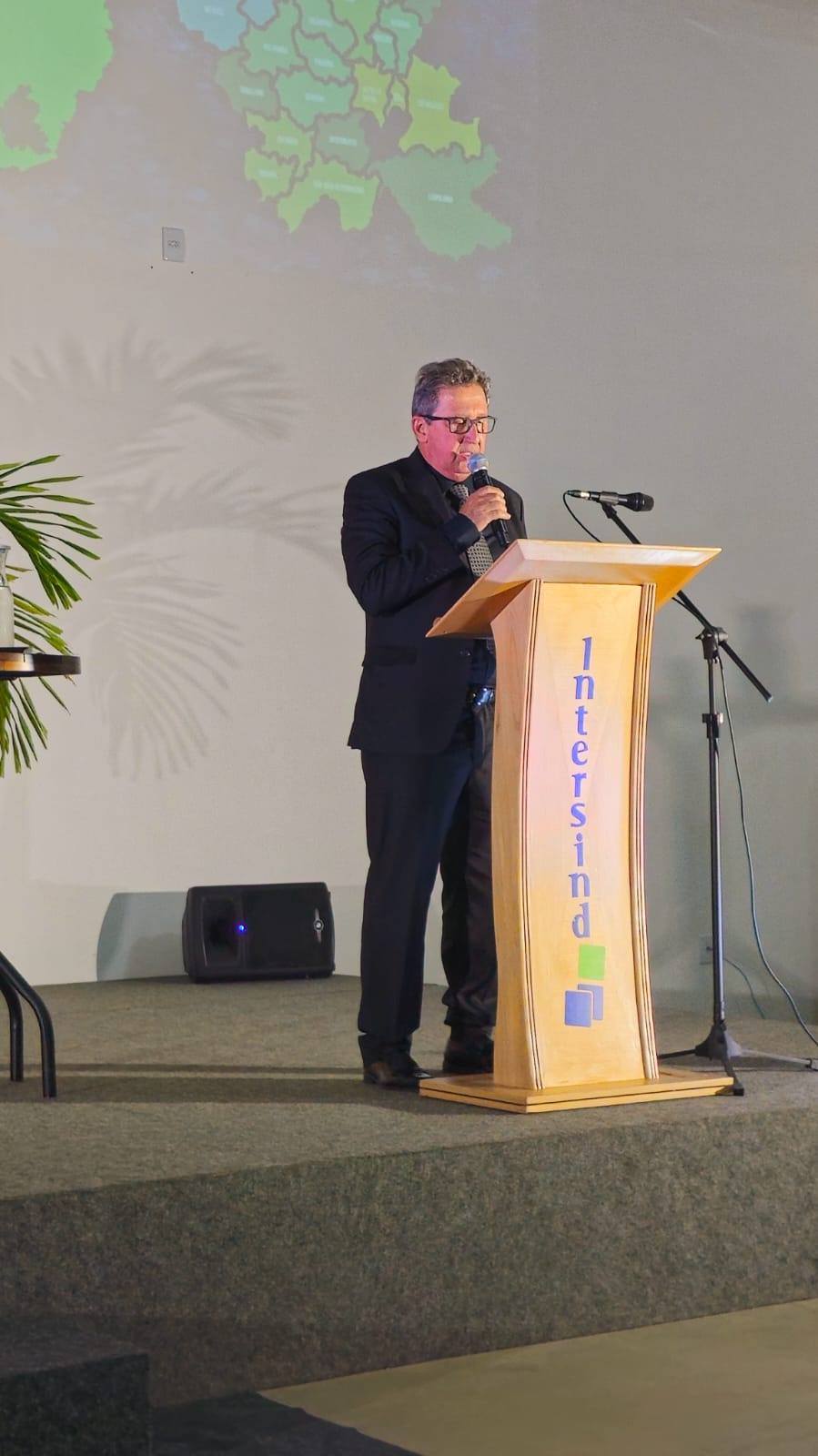 Entre diversas figuras relevantes no cenário regional e nacional, estiveram presentes na cerimônia de abertura da FEMUR 2024 o presidente do INTERSIND, Aureo Barbosa, o presidente da ABIMÓVEL, Irineu Munhoz, e o governador do estado de Minas Gerais, Romeu Zema, demonstrando a importância da indústria moveleira para a economia e desenvolvimento da região