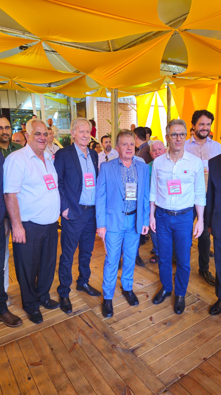 Entre diversas figuras relevantes no cenário regional e nacional, estiveram presentes na cerimônia de abertura da FEMUR 2024 o presidente do INTERSIND, Aureo Barbosa, o presidente da ABIMÓVEL, Irineu Munhoz, e o governador do estado de Minas Gerais, Romeu Zema, demonstrando a importância da indústria moveleira para a economia e desenvolvimento da região