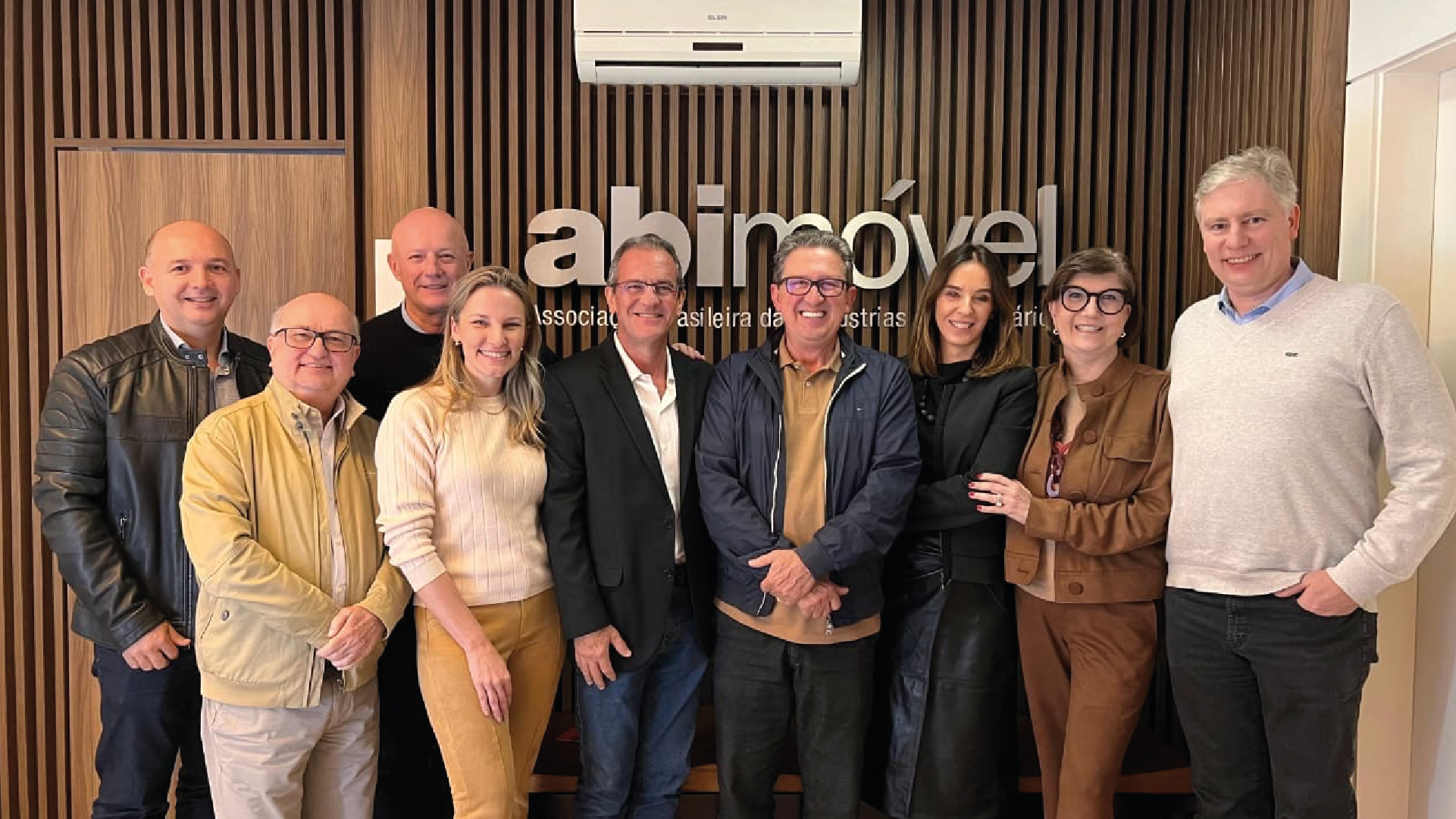 Nas fotos, direção da ABIMÓVEL: Presidente, Irineu Munhoz; diretora-executiva, Cândida Cervieri; responsável jurídica, Tammy Zulauf Foti; e vice-presidentes Adeilton José dos Santos, José Lopes Aquino, Jaime Pfutzenreuter, Sérgio Luiz Braga, Esther Schattan e Daniel Lutz.