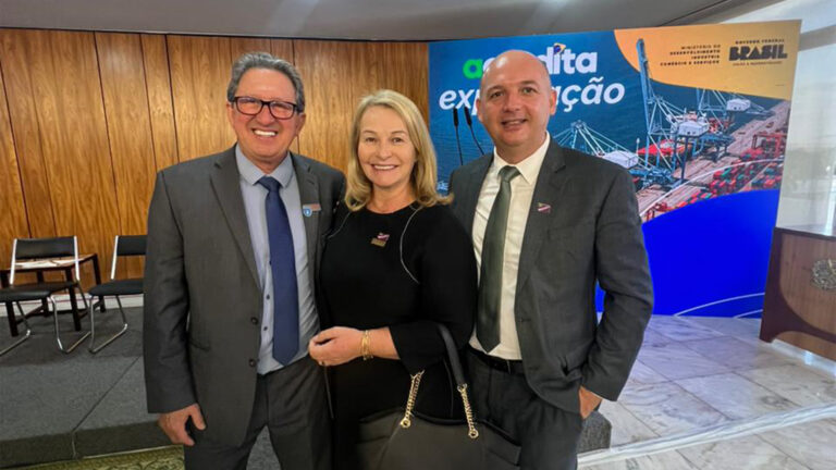Irineu Munhoz - Presidente da ABIMÓVEL, Maristela Longhi - Presidente do Conselho de Administração e Adeilton Pereira - Vice-presidente da ABIMÓVEL