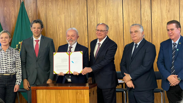 ABIMÓVEL acompanha sanção presidencial do Programa Acredita Exportação