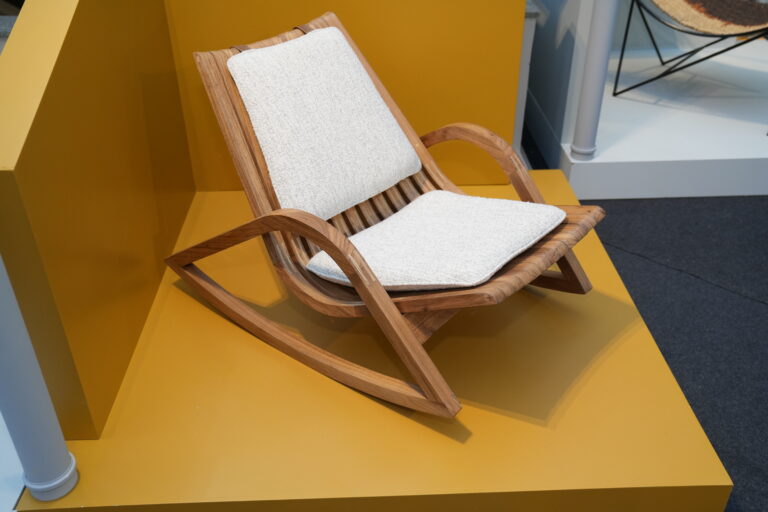 2º lugar — Mobiliário de Fabricação Artesanal | Poltrona de Balanço Caverna — Renata Gutierrez e James Rowland | Knót Artesanal