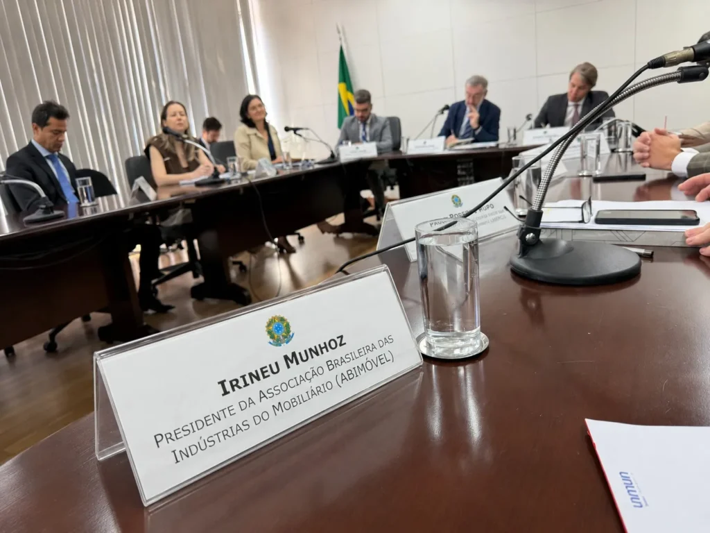 Nova tarifa dos EUA entra em vigor; ABIMÓVEL reforça atuação junto ao Governo para mitigar impactos no setor de móveis 1